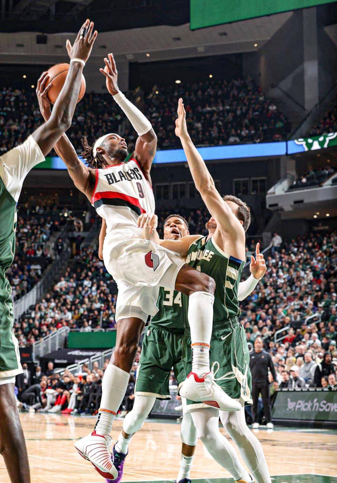 开拓者压倒黄蜂，利拉德持续火热的简单介绍