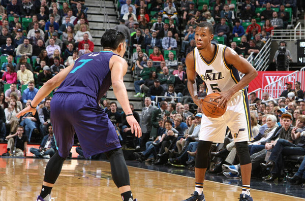 马刺主场大胜黄蜂，两连胜稳定排名！