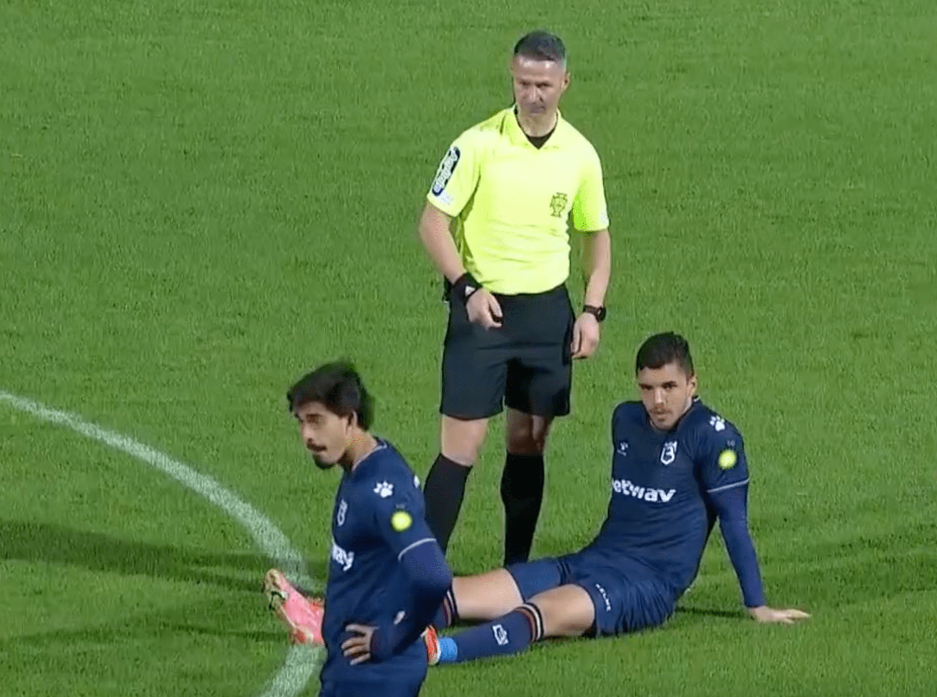 关于哈德斯菲尔德逼平对手，保级形势稍见缓和！的信息