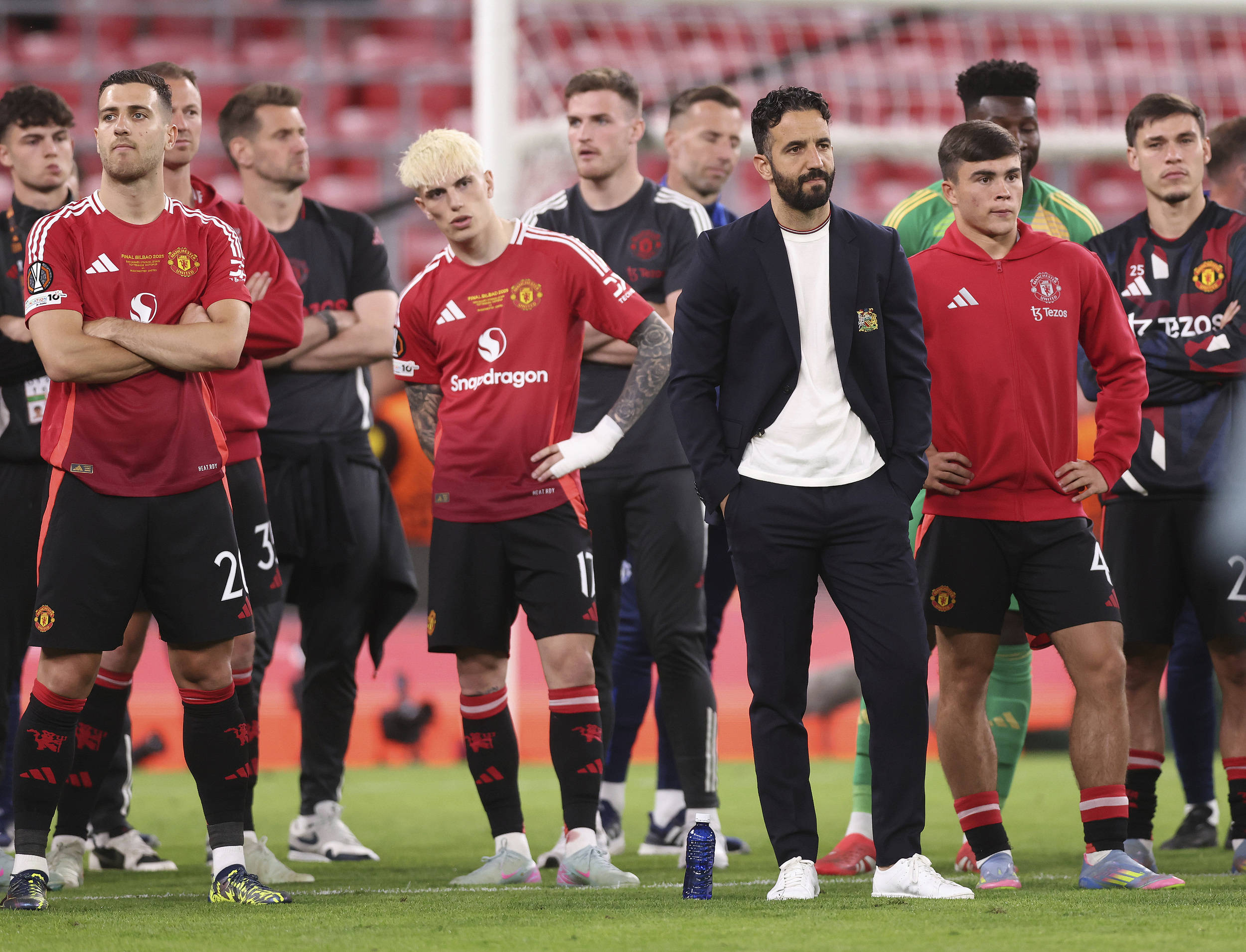 曼联中场球员费尔南德斯因受伤缺阵数周的简单介绍