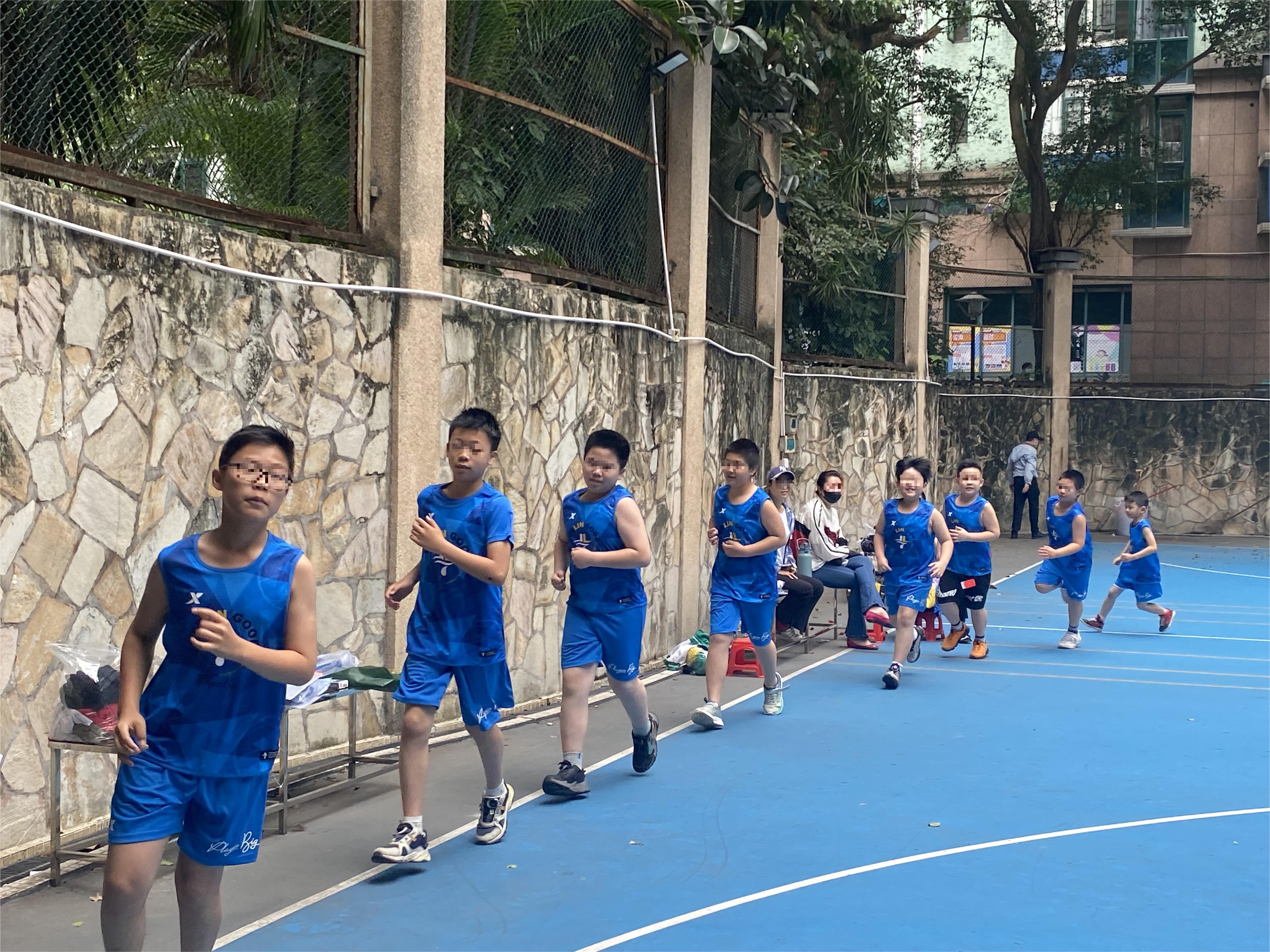 球场上的拼搏，创造光辉战绩的简单介绍