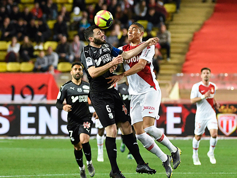 亚眠击败尼姆，赢得关键三分