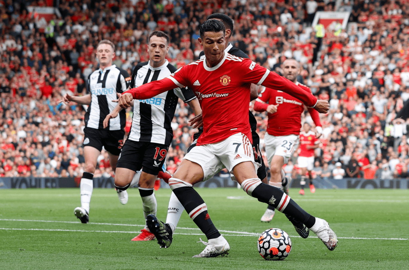 曼联客场击败埃弗顿，实现连胜