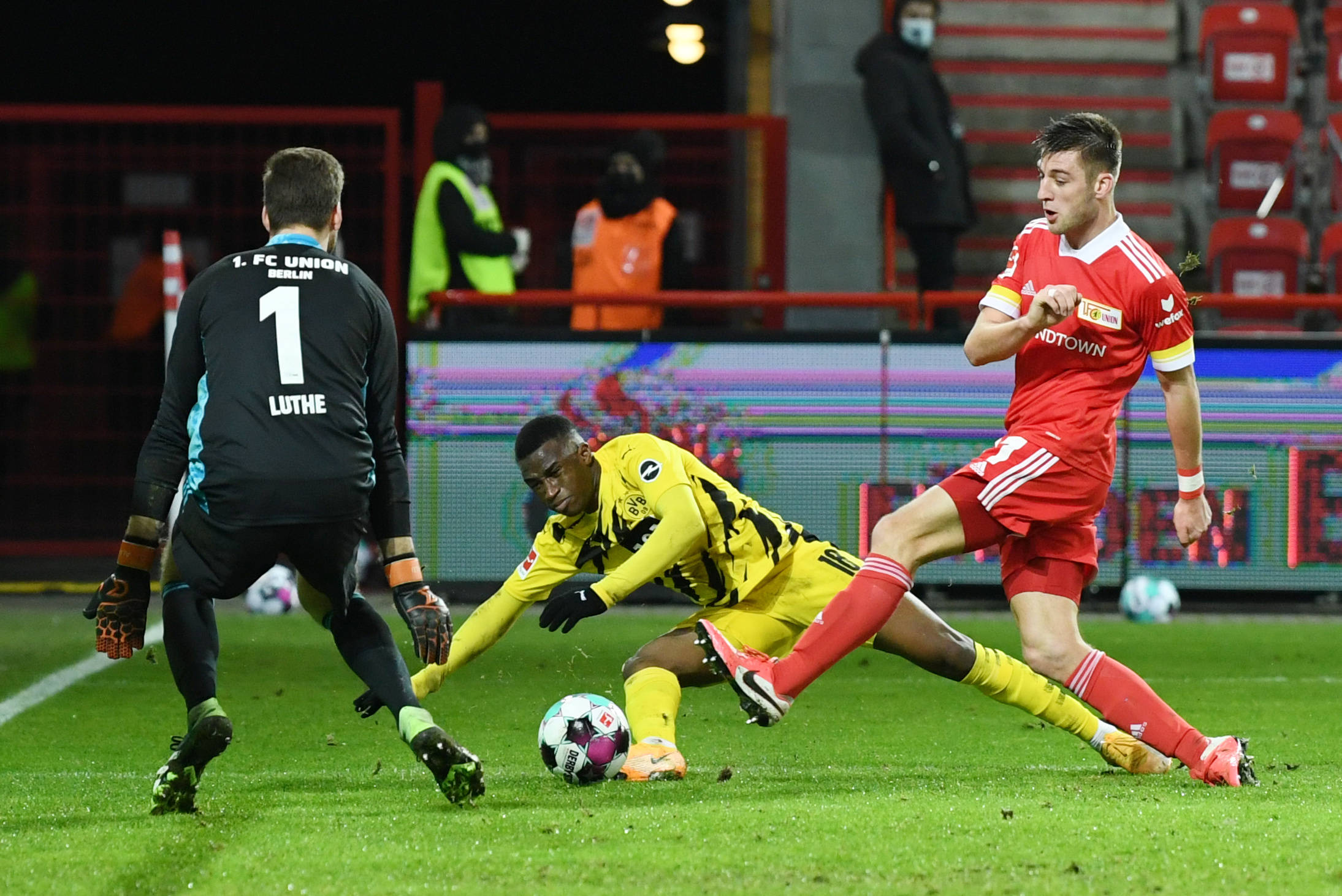 关于曼城战胜西汉姆联，继续领跑积分榜的信息