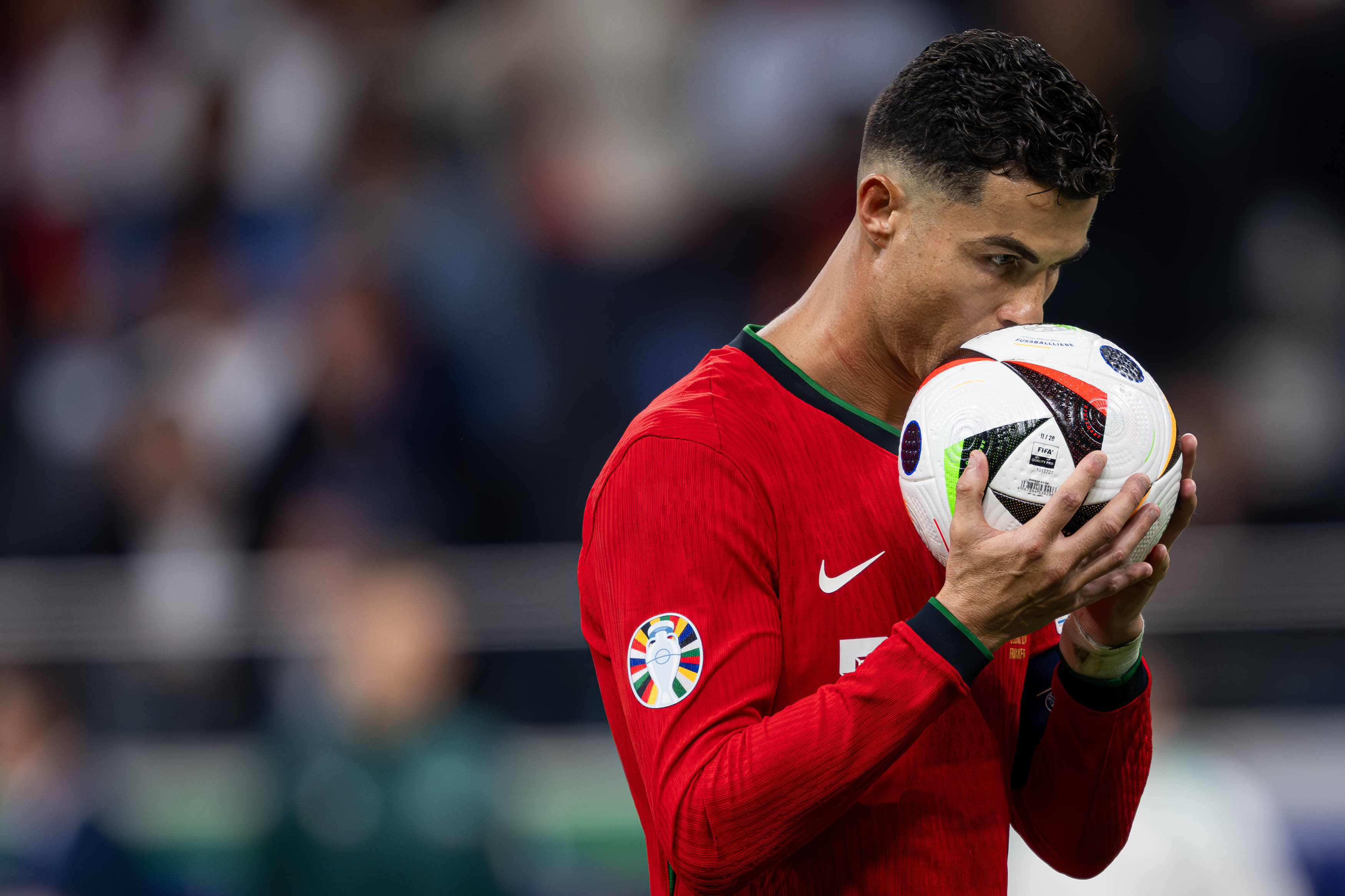 关于足球比赛抢眼瞬间,球员个人表现惊艳的信息 关于足球比赛抢眼瞬间,球员个人表现惊艳的信息