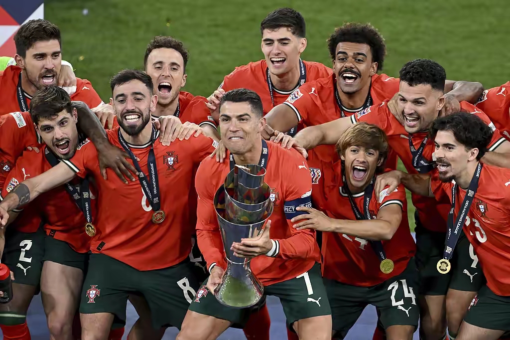 夺冠狂欢过后,球队面临危机 夺冠狂欢过后,球队面临危机