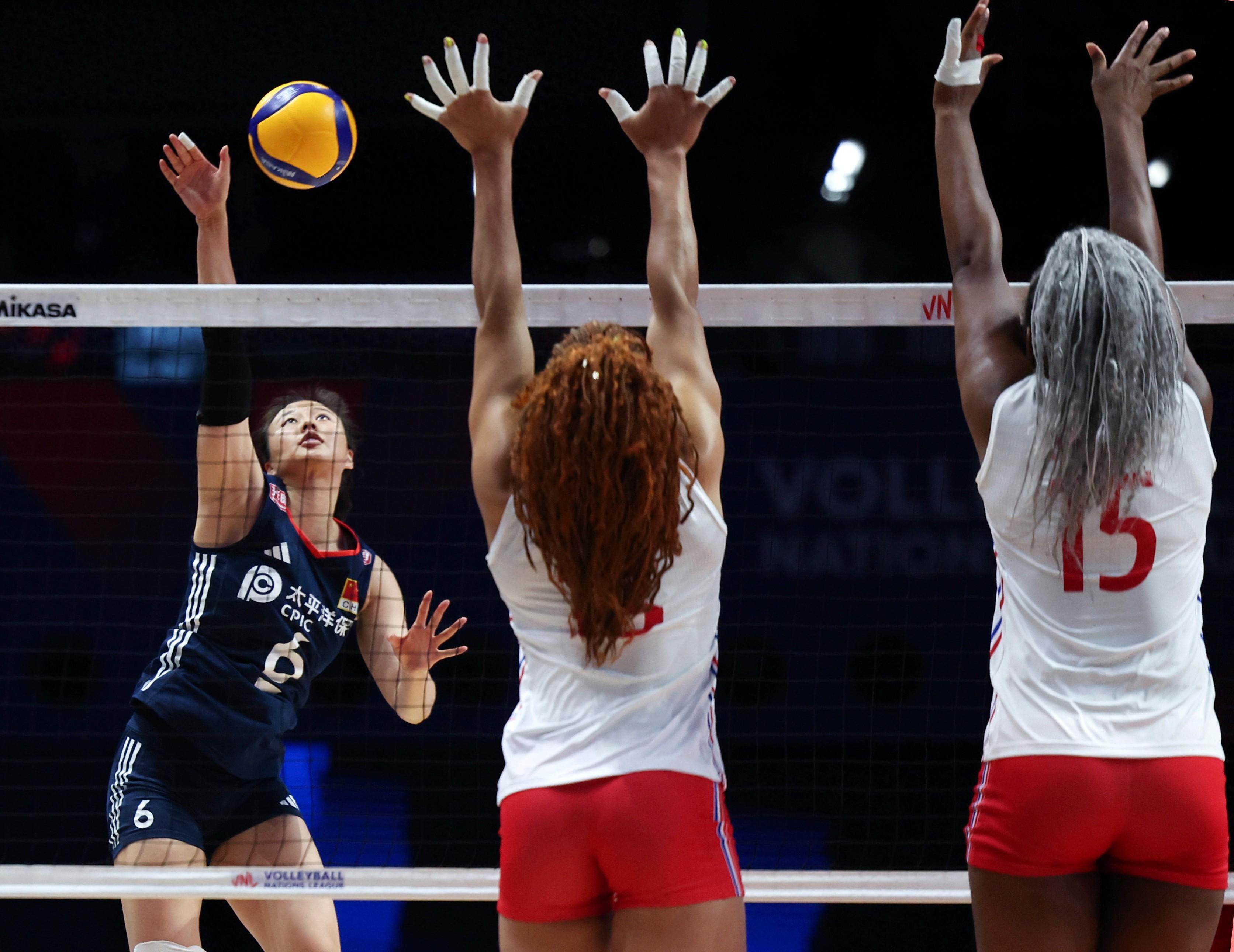 包含法国女排队员团结一心，展现实力的词条